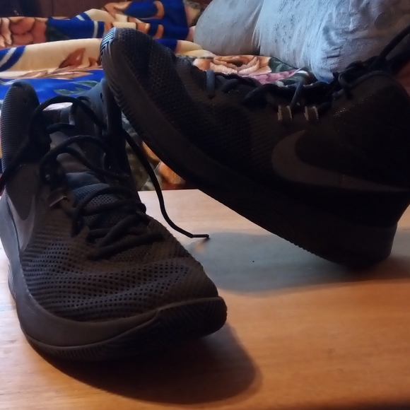 Nike air basketball shoes - Picture 1 of 4